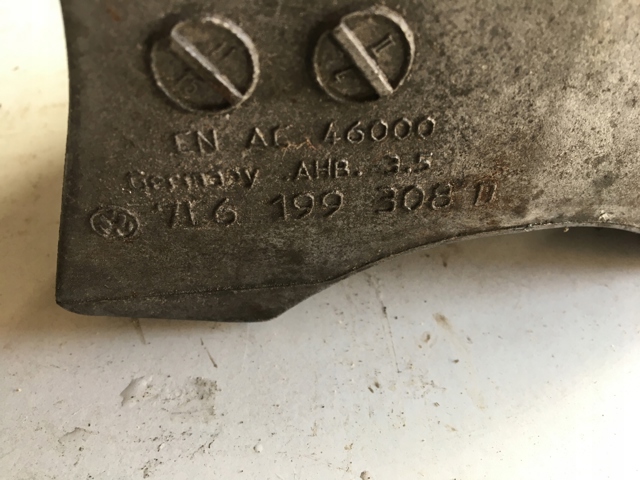 Кронштейн подушки (опори) двигуна, правої 7L6199308D PORSCHE