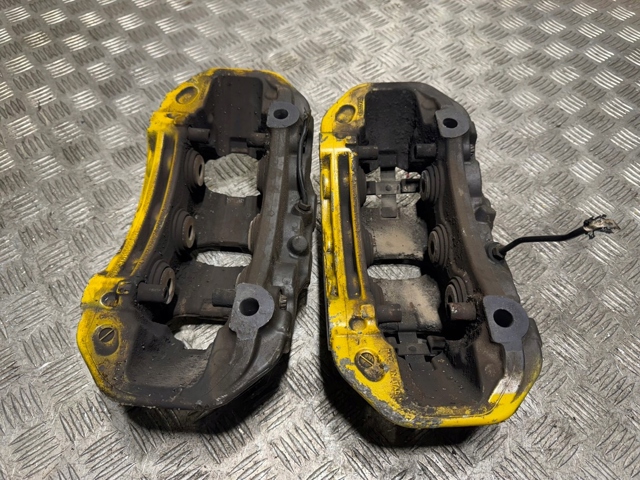 Супорт гальмівний задній правий 7P0615424 PORSCHE