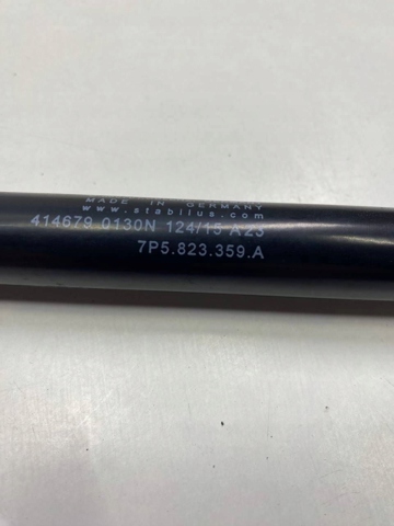 Стійка капота 7P5823359A PORSCHE