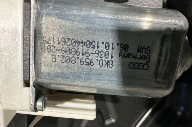 Механізм склопідіймача двері передньої, правої 7P5837756D PORSCHE