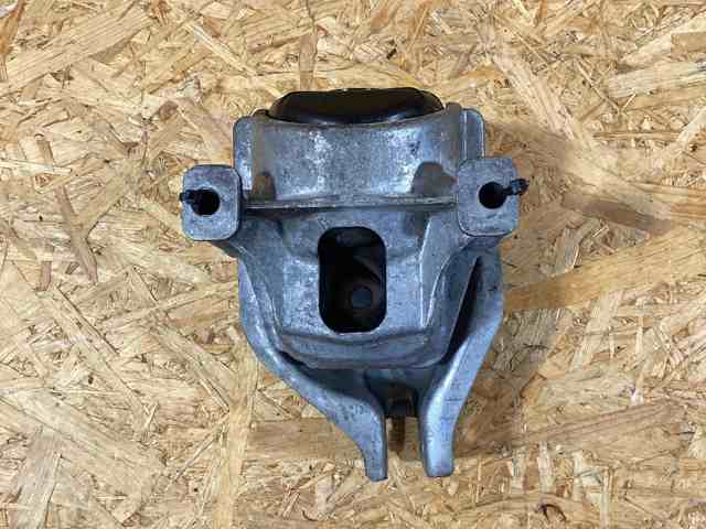 Права подушка двигуна 8R0199381 PORSCHE