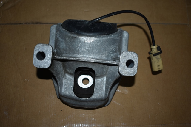 Подушка (опора) двигуна, ліва 8R0199381C PORSCHE