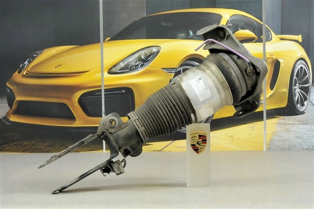 Ліва передня стійка 95534303322 PORSCHE