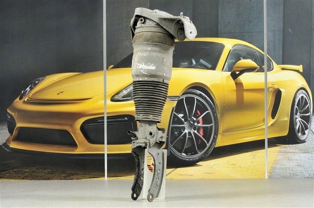Амортизатор передньої підвіски 95535804011 PORSCHE