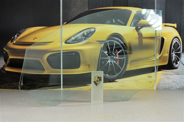 Скло водійських дверей 95554251114 PORSCHE