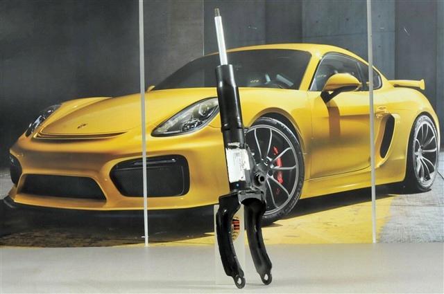 Стійка передня права 95834304401 PORSCHE
