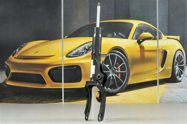 Амортизатор передньої підвіски 95834304411 PORSCHE