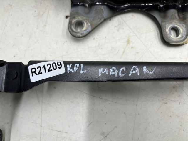 Завіса капота права 95B823302D PORSCHE