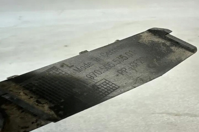 Лівий кронштейн переднього бампера 97050553501 PORSCHE