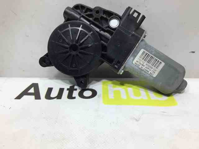 Мотор склопідйомника дверей передніх, лівих LR031661 LAND ROVER