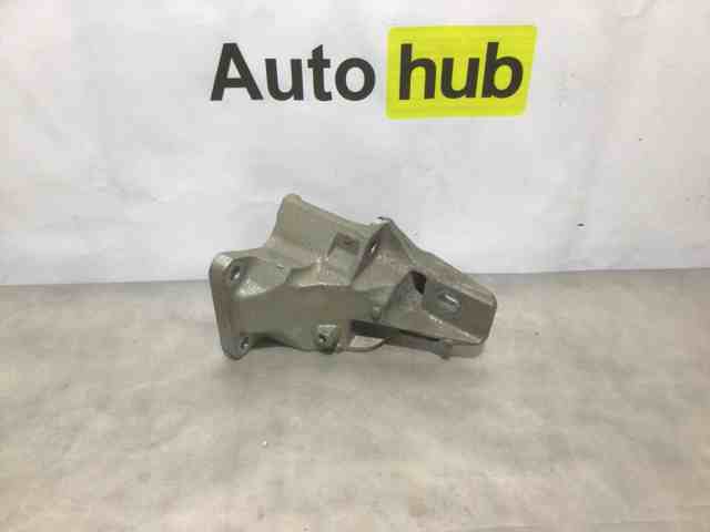 Кронштейн подушки (опори) двигуна, правої LR033181 LAND ROVER