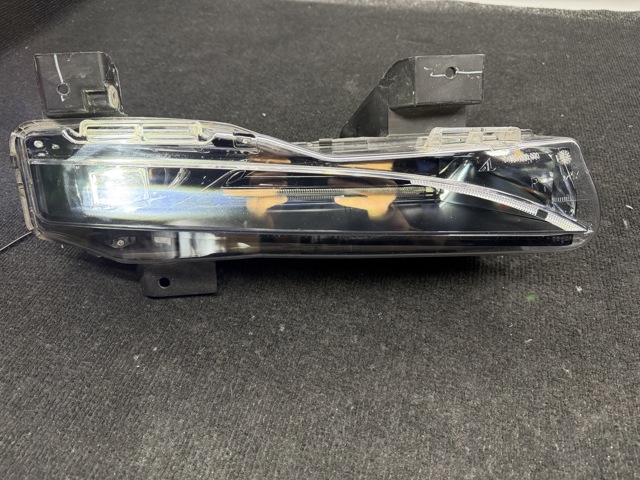 Туманка права 107739600D Tesla Model