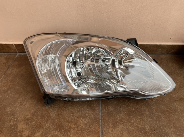 Фара передня права 8113002380 TOYOTA