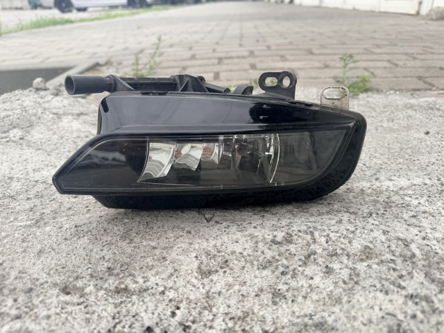 Туманка права 8V0941700C VAG