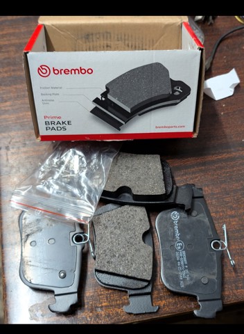 Комплект задніх колодок P85184 BREMBO