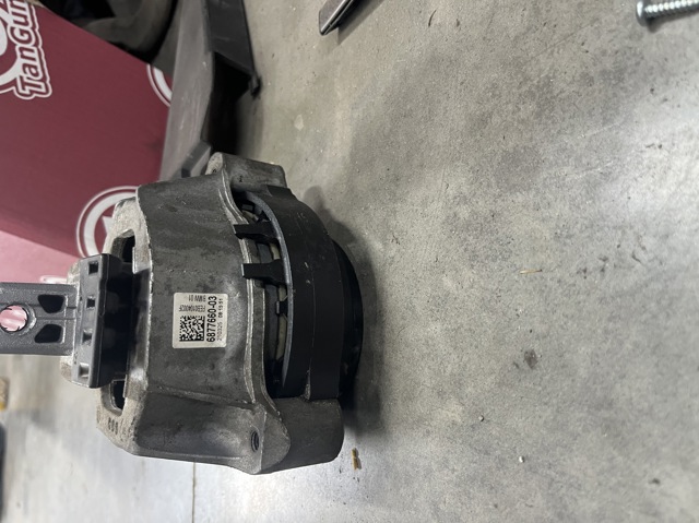 Права подушка мотора 22116877660 BMW