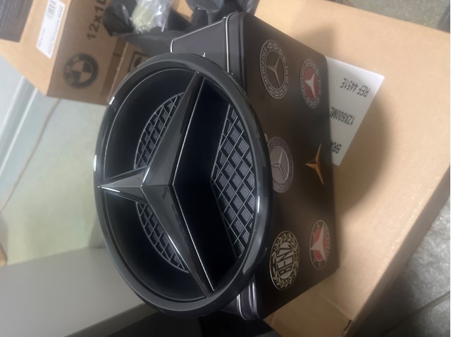 Решітка радіатора A0008880100 MERCEDES