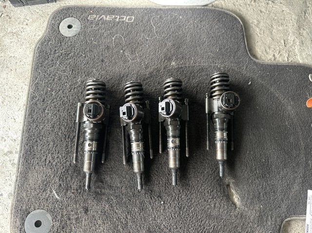 Форсунка дизельна в зборі, розпилювач + тримач 03G130073G VAG