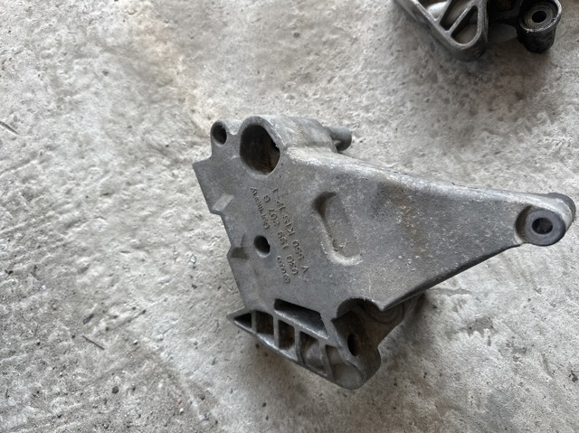 Кронштейн подушки (опори) двигуна, правої 03G199207G VAG