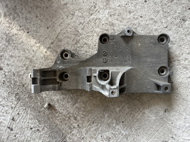 Кронштейн кріплення генератора 03G903143A VAG