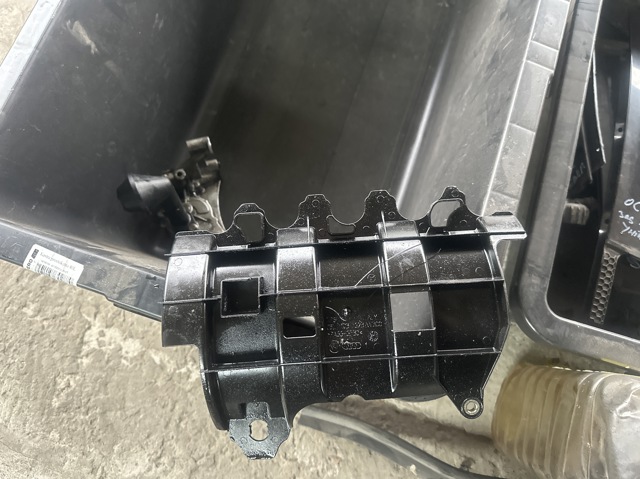 Масловідбивач піддону двигуна 03L103623A VAG
