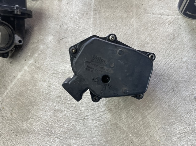Дросільна заслінка в зборі 03L128063J VAG