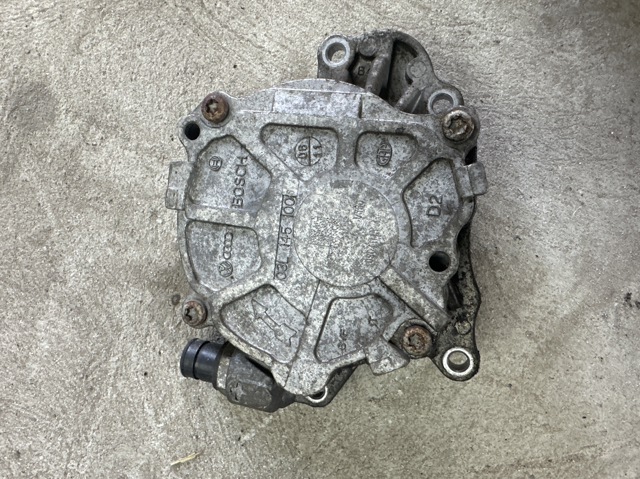 Насос вакуумний 03L145100G VAG