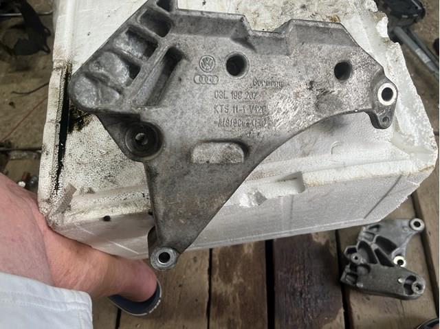 Кронштейн подушки (опори) двигуна, правої 03L199207 VAG