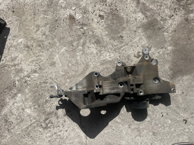 Кронштейн генератора (натяжний) 03L903143K VAG