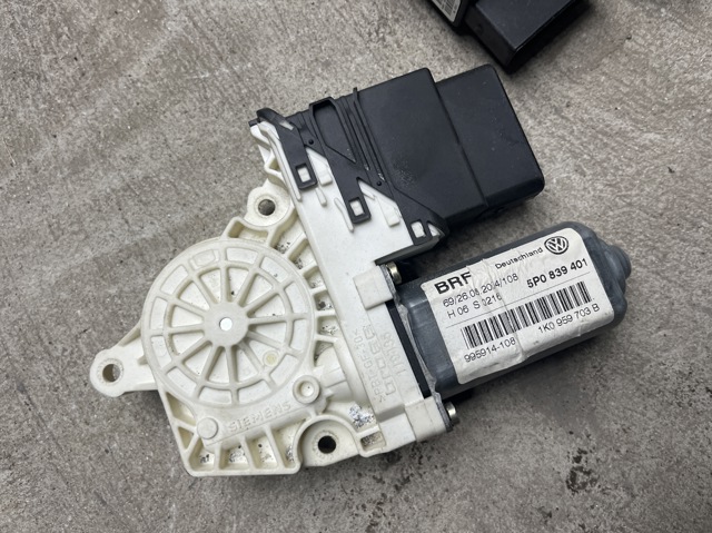 Моторчик склопідйомника двері задніх, правих 1K0959703B VAG