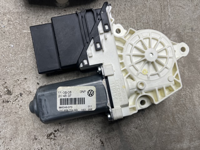 Мотор склопідйомника дверей передніх, правих 1K0959704AG VAG