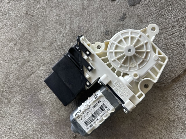 Мотор склопідйомника дверей передніх, правих 1K0959704AK VAG
