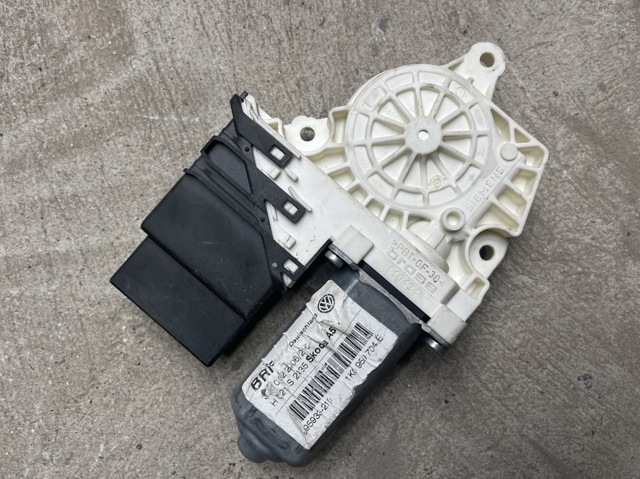 Моторчик склопідйомника двері задніх, правих 1K0959704E VAG