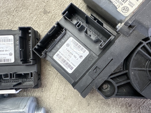 Двигун склопідіймача двері передньої, правої 1K0959792J VAG