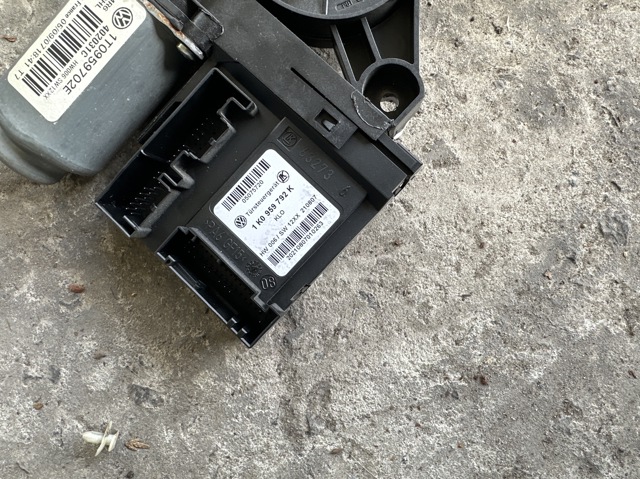 Двигун склопідіймача двері передньої, правої 1K0959792K VAG