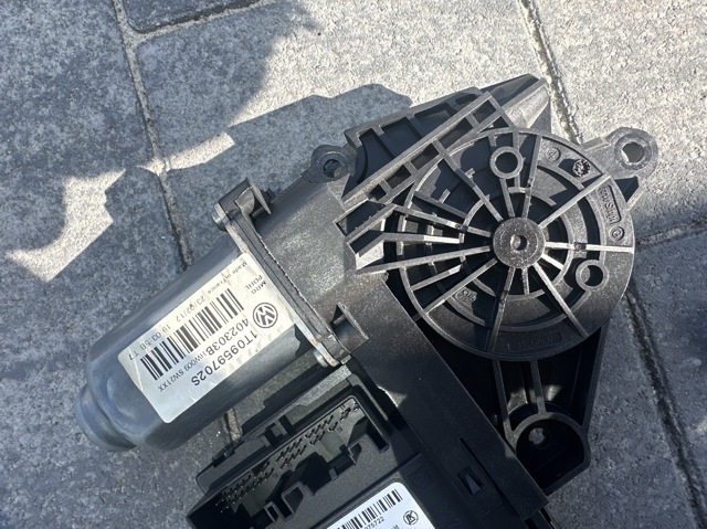 Мотор склопідйомника дверей передніх, правих 1T0959702S VAG