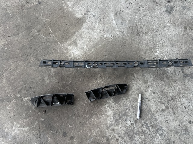 Направляюча заднього бампера, права 1Z9807394 VAG