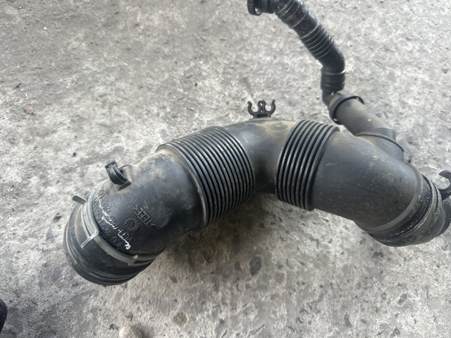 Патрубок повітряний, вихід повітряного фільтра 3C0129654M VAG