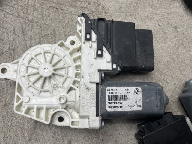 Привід ліфта передній 3C0959703B VAG