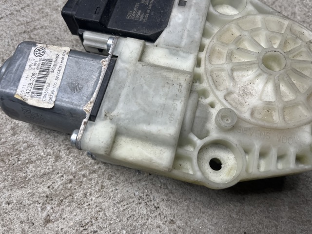 Двигун склопідіймача двері передньої, правої 3C0959704 VAG