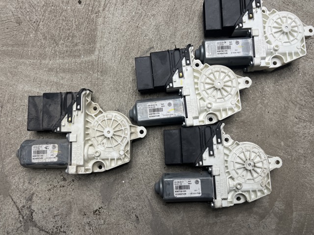Двигун склопідіймача двері передньої, правої 3C0959704B VAG