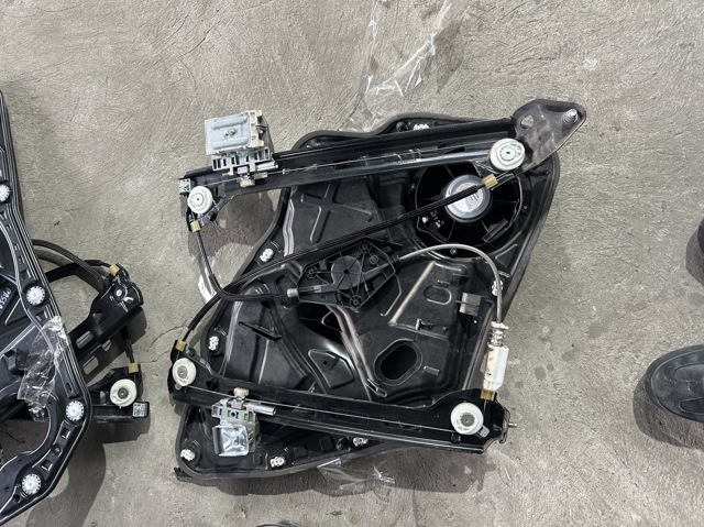 Механізм склопідйомника двері задньої, правої 3C8839462K VAG