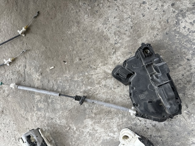 Замок дверей водія 5TB837015 VAG