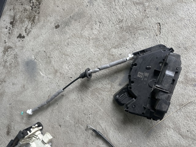 Замок двері правої передньої 5TB837016A VAG