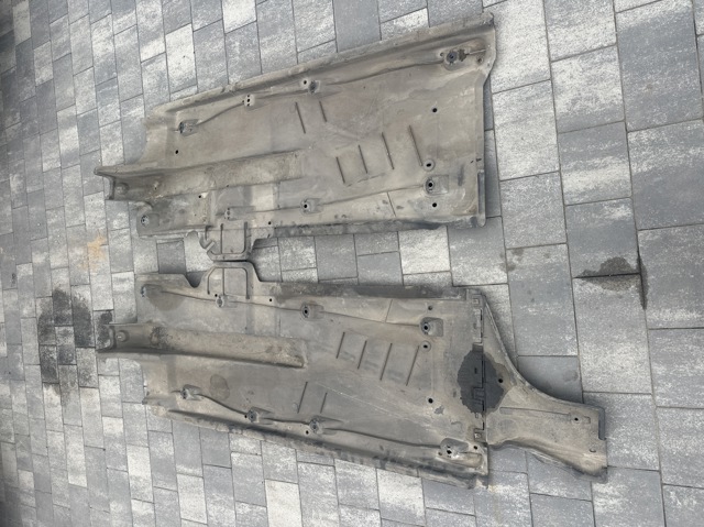 Захист днища передній правий 6RA825202 VAG