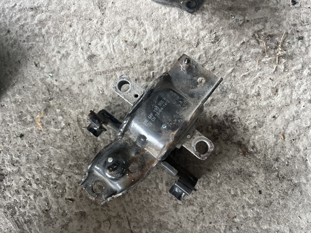 Подушка (опора) двигуна, ліва задня 6RF199555H VAG