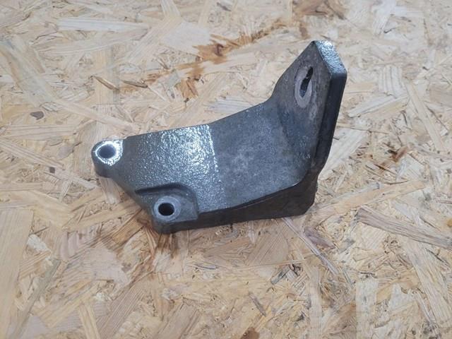 Кронштейн подушки (опори) двигуна, правої 112323NF0A NISSAN