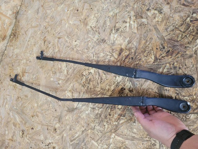 Поводок двірника Вольво V50