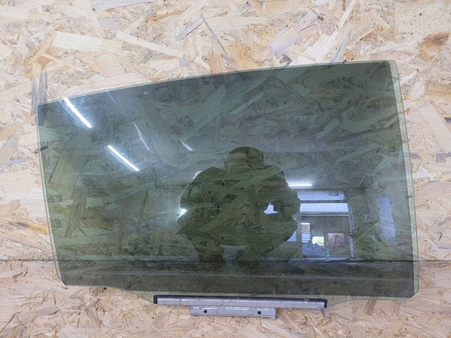 Скло задньої двері правої 6810330680 TOYOTA