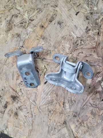 Петля передніх дверей права 687100D010 TOYOTA